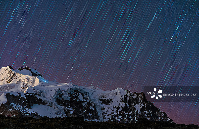玻利维亚拉巴斯省佩德罗多明戈穆里略省，夜晚的雪山映衬着天空图片素材