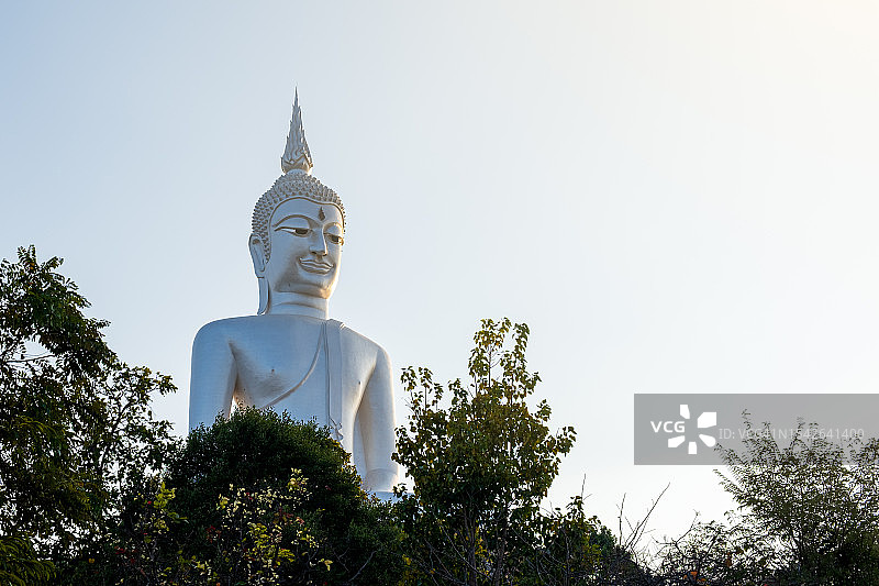 在泰国东部的慕达汉市，一座巨大的佛像矗立在Wat Roi Phra puthabat Phu Manorom。图片素材
