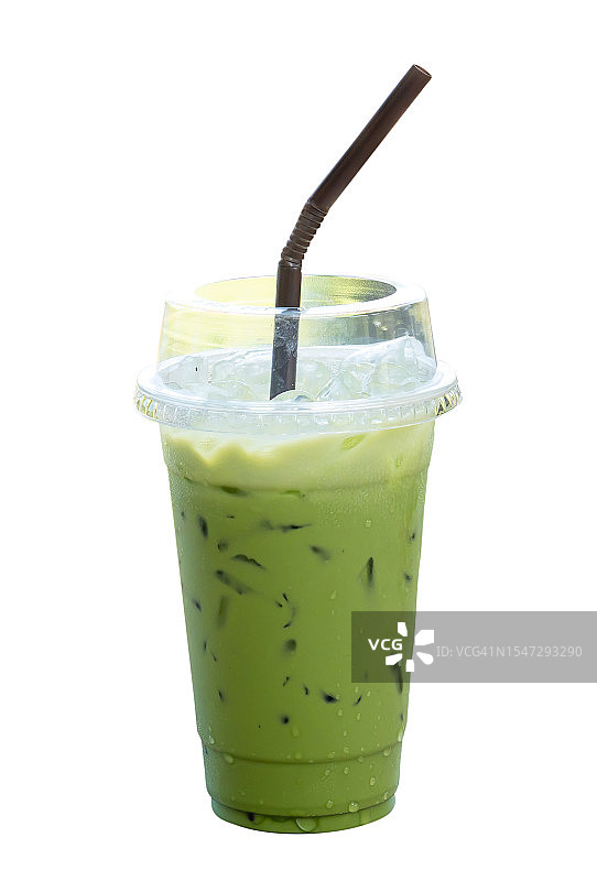 冰抹茶绿茶拿铁与炼乳在透明塑料玻璃隔离白色背景与剪辑路径。图片素材