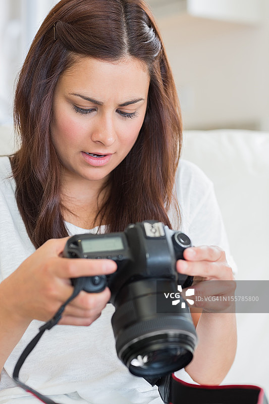 女人在看相机里的照片图片素材