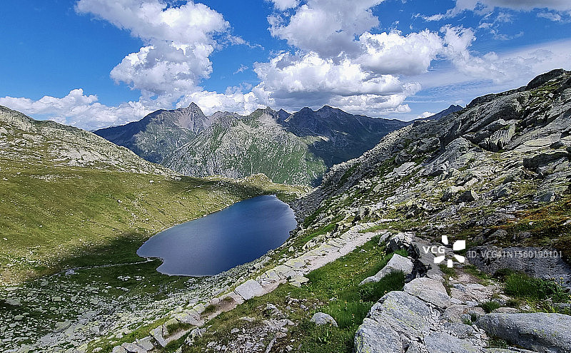 圣哥达山口(Passo del San Gottardo)附近的orsino湖的高角度景观图片素材