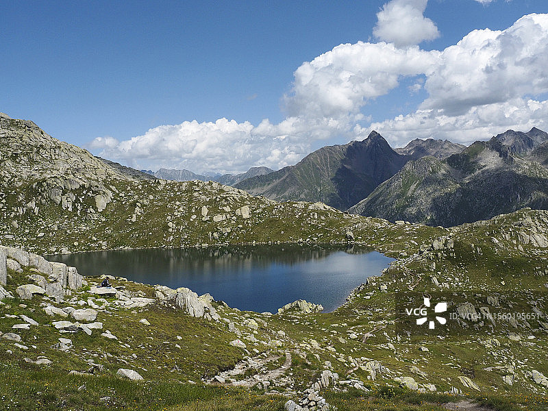 圣哥达山口(Passo del San Gottardo)附近的orsiora湖全景图片素材