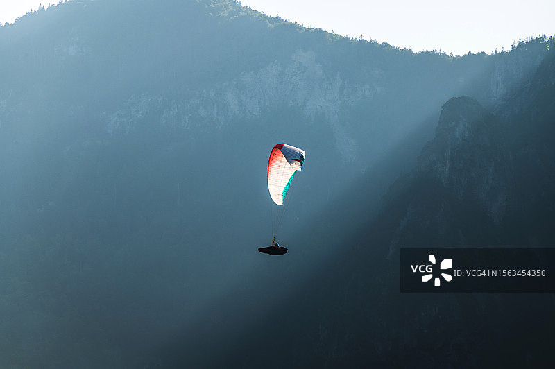 以山脉为背景的滑翔伞图片素材
