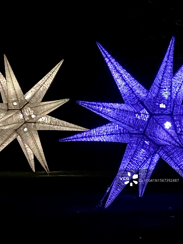 大紫色和白色3D星星圣诞灯装饰雕塑设计，萨里，英国，英国图片素材
