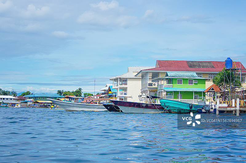 传统的高跷房屋坐落在加勒比海蔚蓝的海水之上图片素材