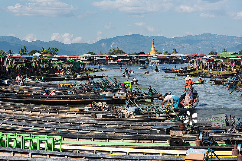 东南亚缅甸茵莱湖市场附近的码头图片素材