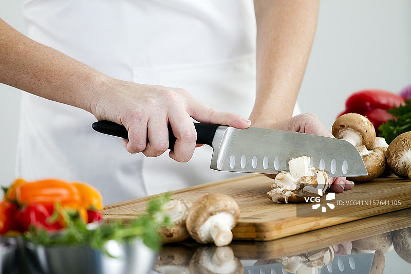 厨师切蘑菇准备做饭的厨师图片素材