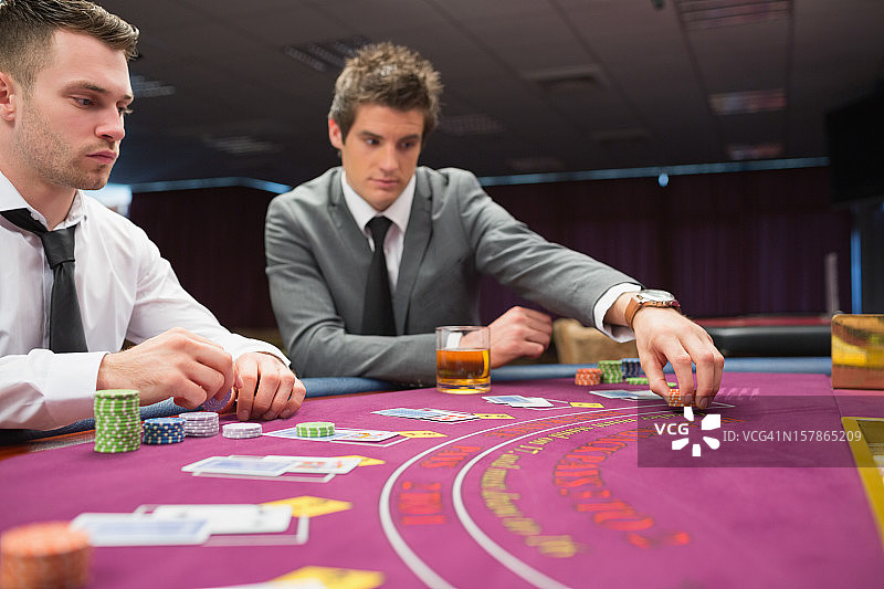 在扑克游戏中下注的人图片素材