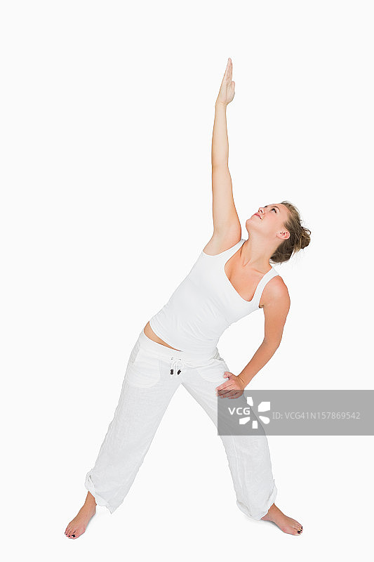 女人在伸展三角瑜伽姿势图片素材