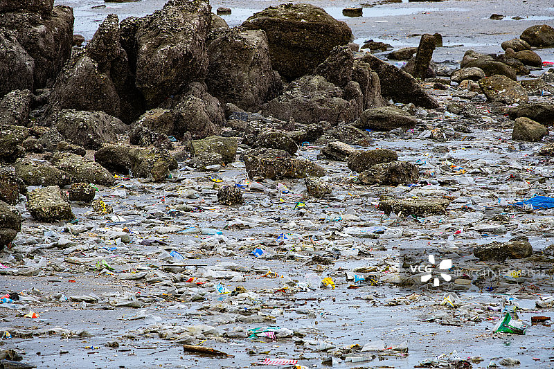 海滩碎片，塑料杯和塑料袋。海洋垃圾是世界上主要的环境问题之一。图片素材