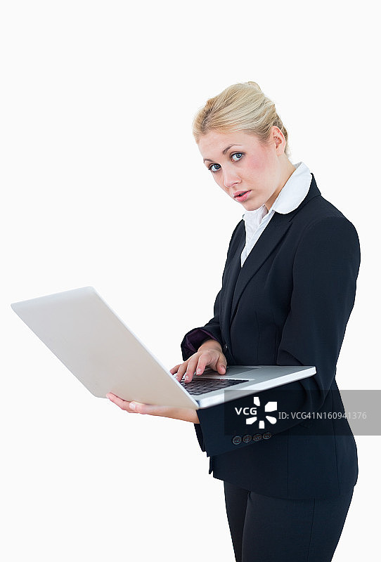 年轻女商人使用笔记本电脑的肖像图片素材