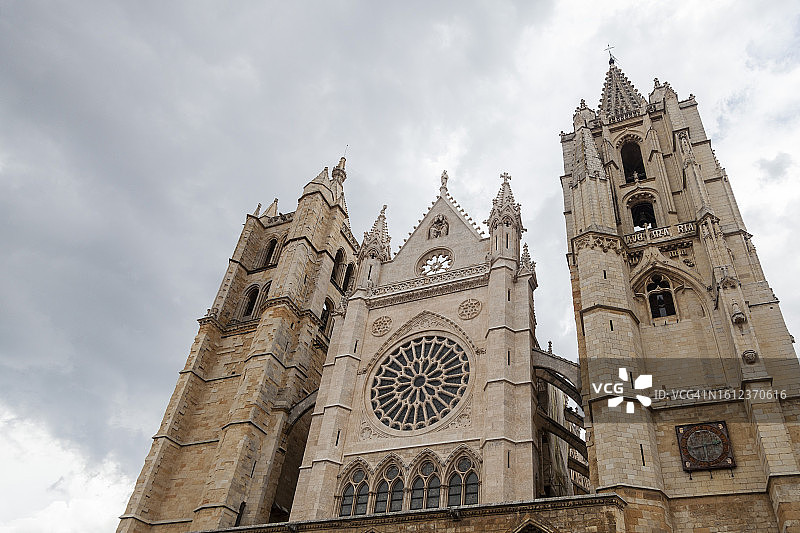西班牙里昂，圣玛丽亚大教堂的北钟楼与北玫瑰窗相映成辉图片素材