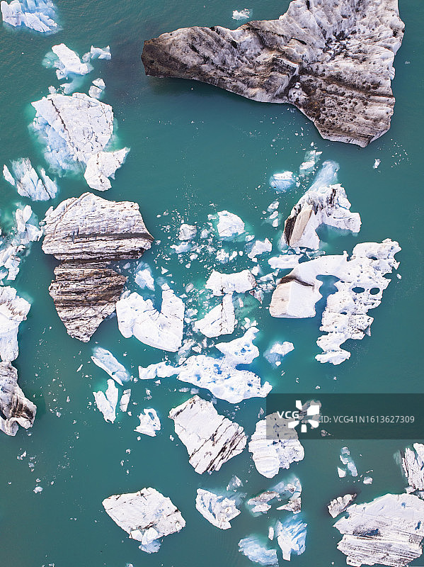 无人机在欧洲冰岛Jokusarloon冰川泻湖拍摄的许多冰山的空中垂直视图图片素材