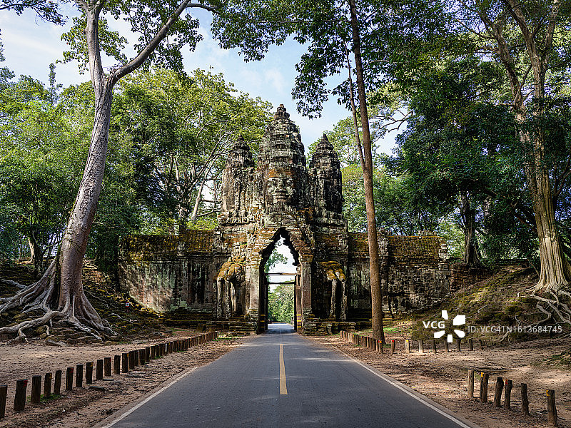 道路通过吴哥窟北门柬埔寨吴哥窟考古区图片素材