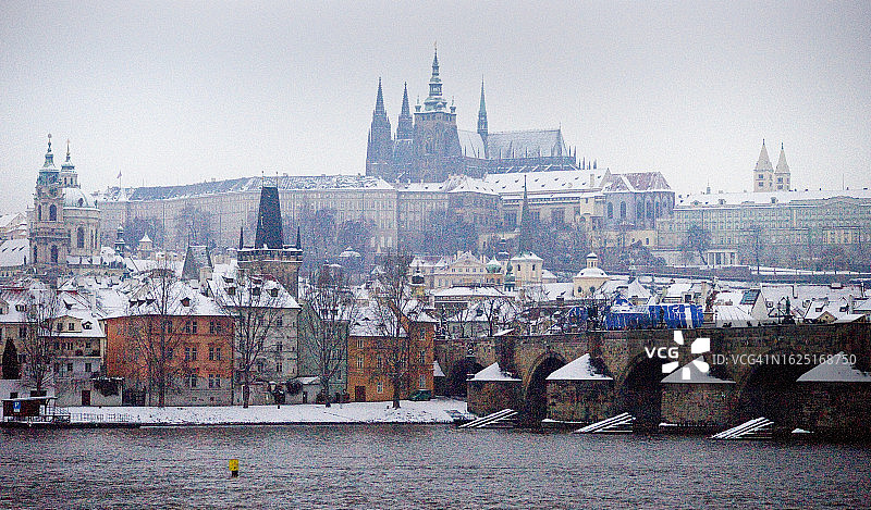 冬天的布拉格城堡、维塔瓦河和查理大桥图片素材