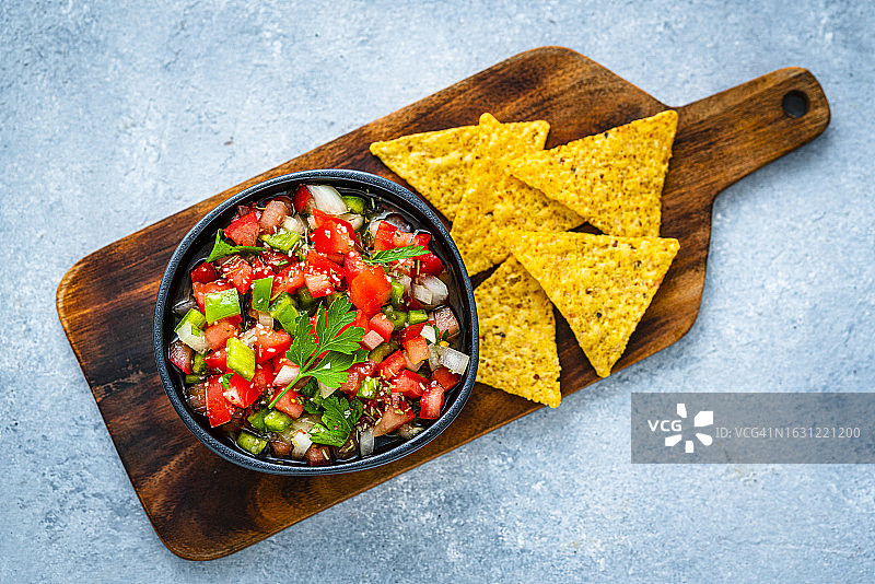 墨西哥食物:灰色的桌子上从上方拍摄的辣酱酱和玉米片图片素材
