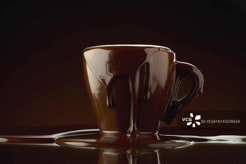 一杯热巧克力溢出图片素材