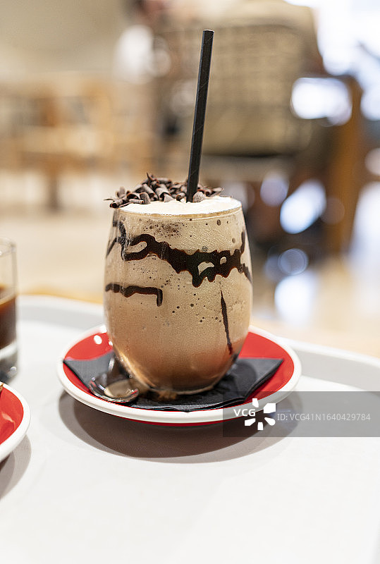 用吸管和巧克力装饰的冰咖啡图片素材