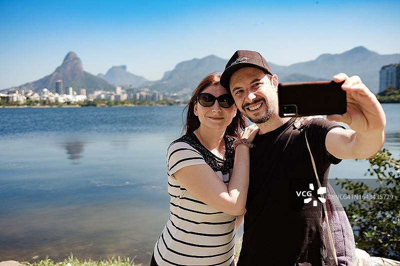 一对情侣在里约热内卢自拍图片素材