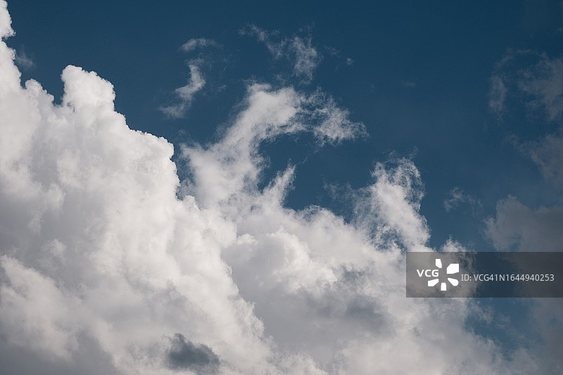 乌云密布的天空图片素材