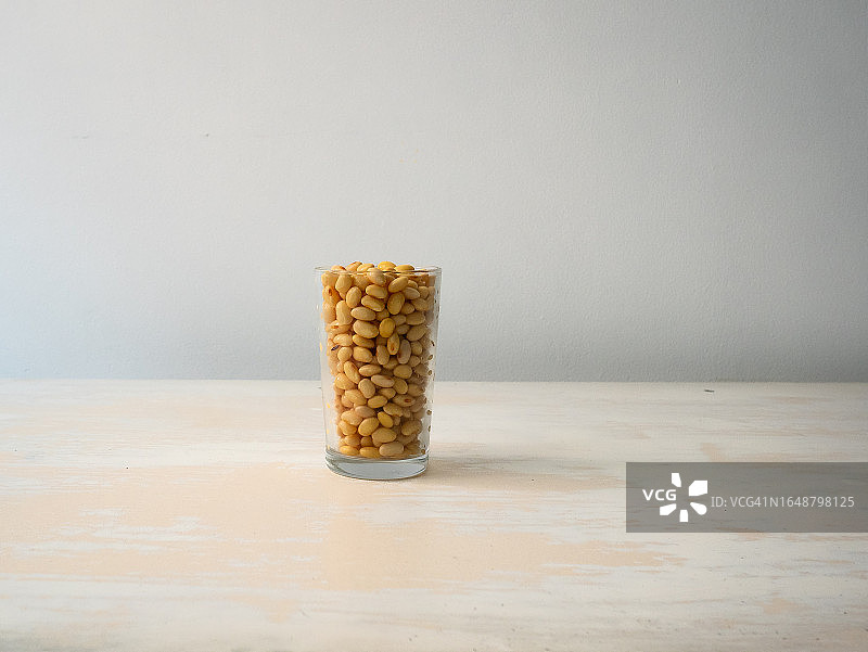 大豆浸泡在白底玻璃烧杯中图片素材