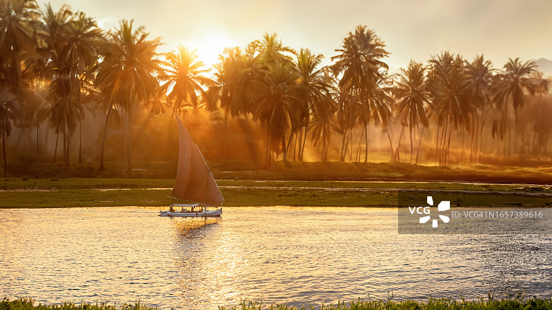 三桅帆船在尼罗河上，卢克索，埃及。图片素材