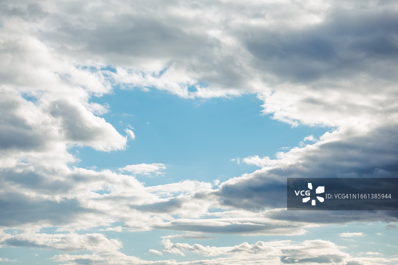蔚蓝的天空和白云在美丽的戏剧性的云的自然背景图片素材