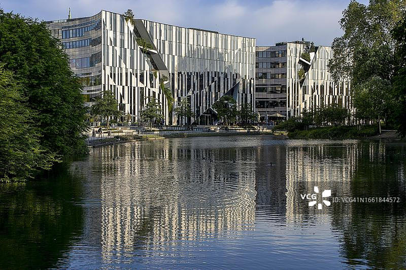 德国北莱茵-威斯特伐利亚州，杜塞尔多夫，莱茵兰，杜塞尔多夫，Noerdliche Duessel的现代建筑模块Koe-Bogen与反射图片素材