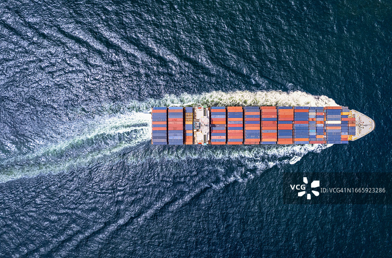 集装箱船满载驶近港口由拖船占据港口国际集装箱船在海上港口装卸货物，货运，航运，船舶。物流，进出口，运输。全球运输b图片素材