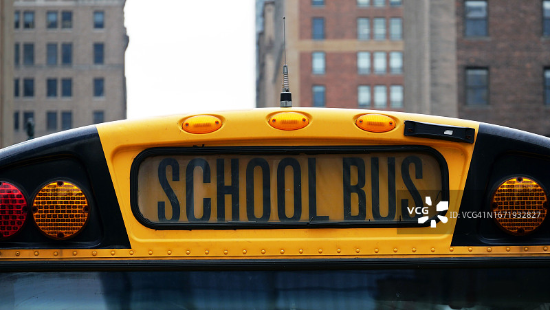在美国纽约州曼哈顿，一辆专为学生准备的黄色巴士的车头上写着“校车”图片素材