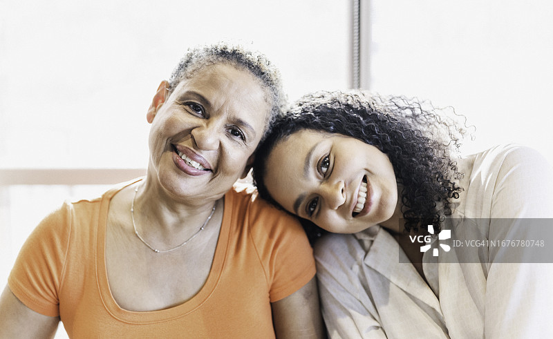 混血母亲，60多岁的女人和她的成年女儿的随意肖像图片素材
