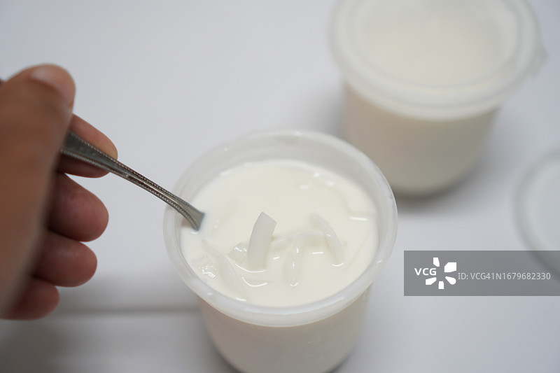 塑料杯中的牛奶凝块图片素材