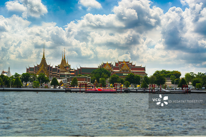 日落时分的泰国曼谷，大皇宫和卧佛寺图片素材