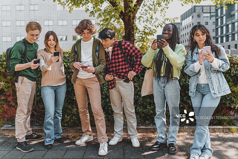 多种族青少年在城市公园使用手机图片素材