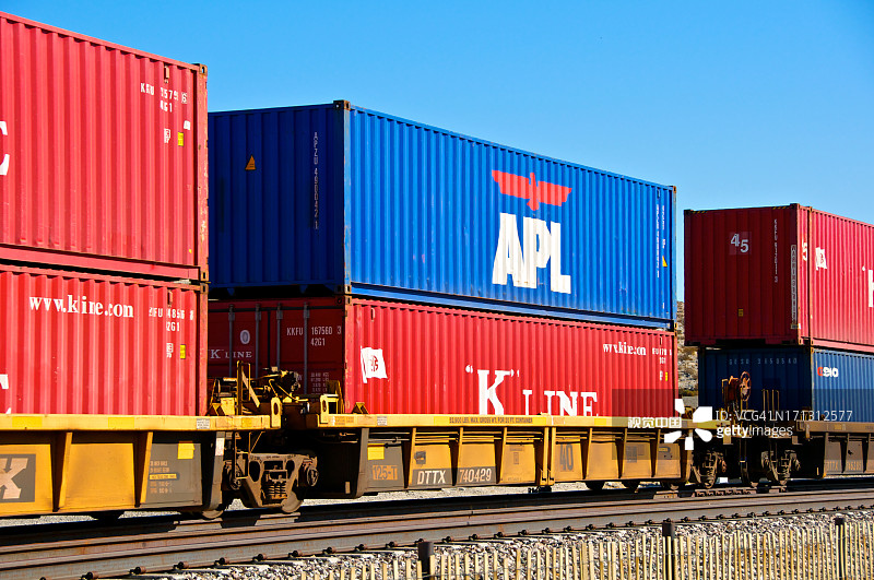 加州棕榈泉的铁路货运集装箱运输船图片素材