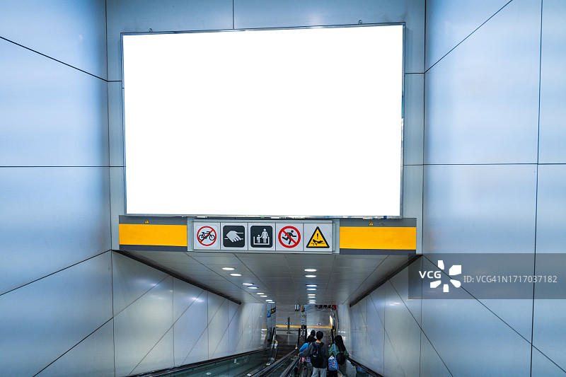 在一个地铁站的墙上，一个空白的广告牌广告横幅媒体展示图片素材
