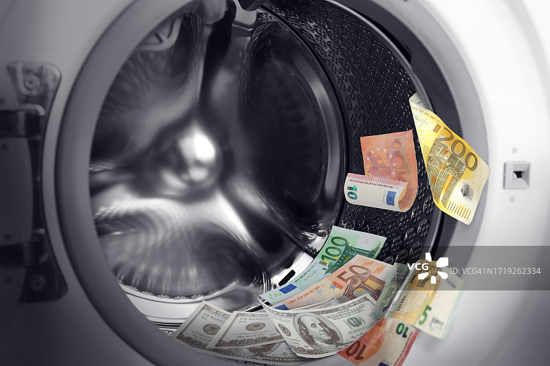 洗钱活动。许多欧元钞票在洗衣机里图片素材
