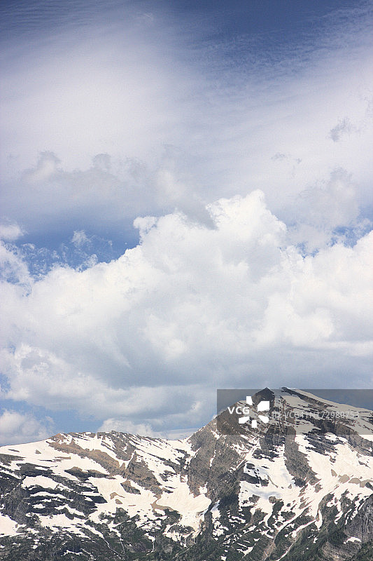积雪覆盖的落基山脉戏剧性的云景图片素材