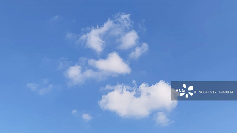 蓝天白云在阳光明媚的日子图片素材