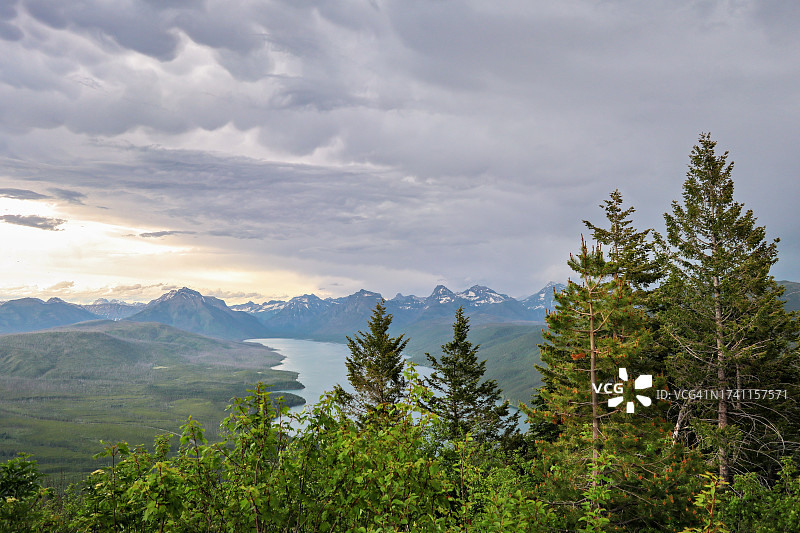 美国，蒙大拿州，西冰川，群山对天的美景图片素材