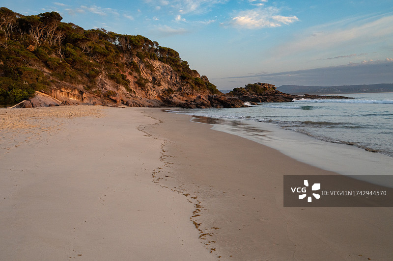 澳大利亚新南威尔士州Pambula海滩，天空映衬下的海滩美景图片素材