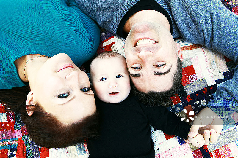 美丽幸福的家庭一起在被子上图片素材