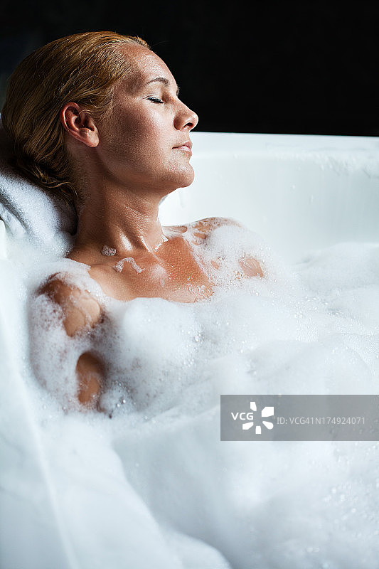 在浴缸里放松的女人图片素材