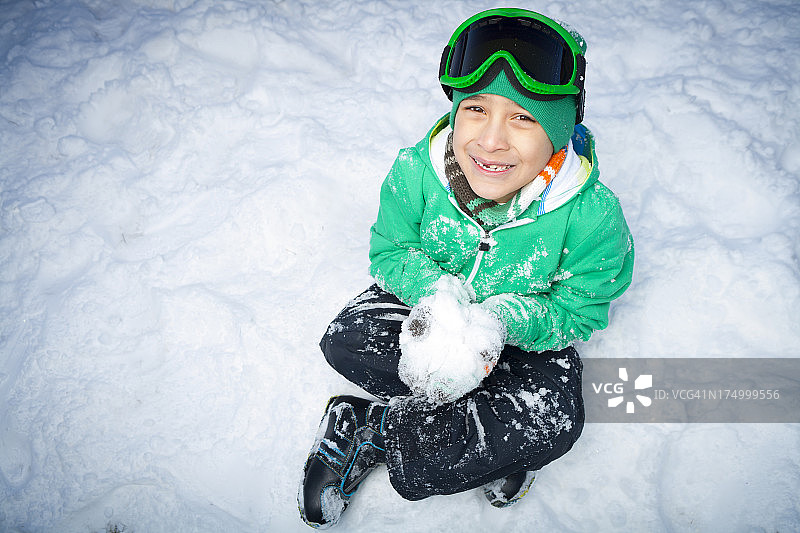 微笑的男孩滑雪板玩雪图片素材