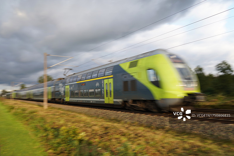 一辆现代化的绿色德国电动客运列车经过图片素材