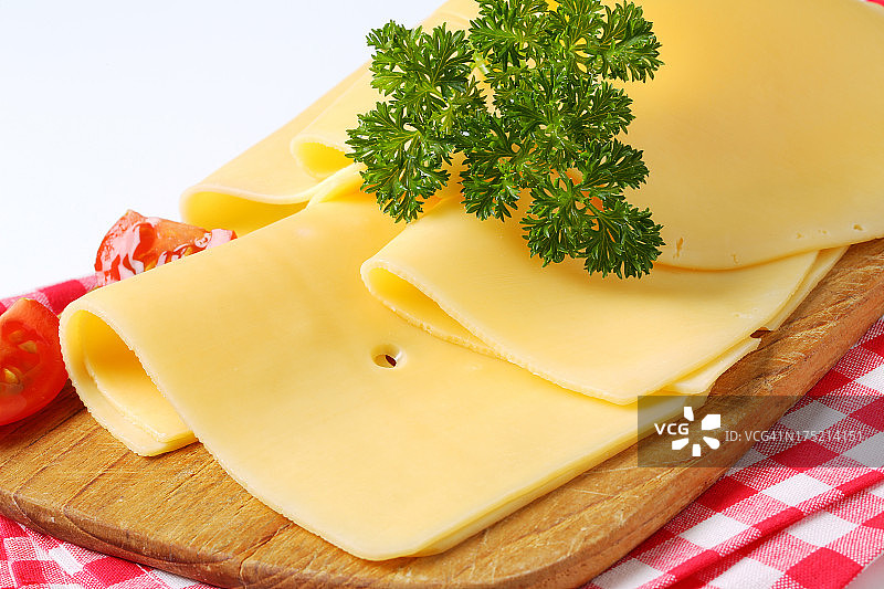 切菜板上的奶酪片图片素材