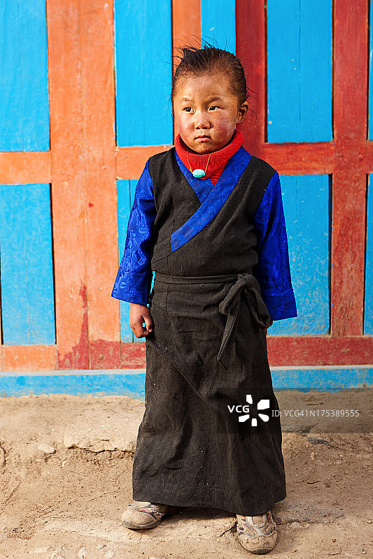 藏族小女孩穿着传统服装。野马、尼泊尔图片素材