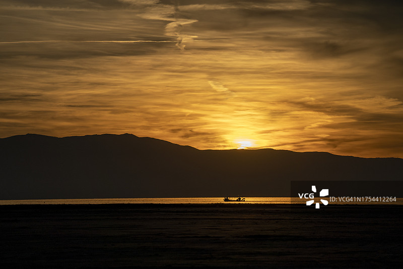美国犹他州盐湖城，日落时的海对天美景图片素材