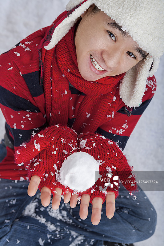 微笑的圣诞老人在玩雪球图片素材