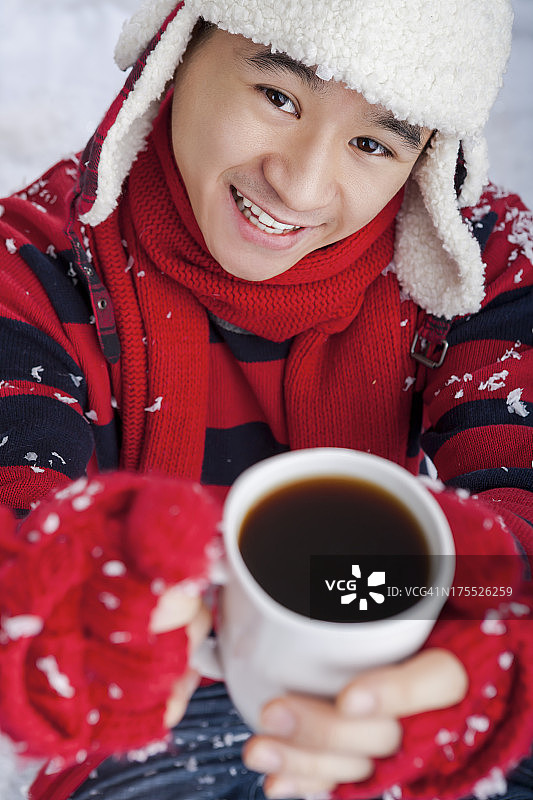圣诞微笑的男人喝着黑咖啡图片素材